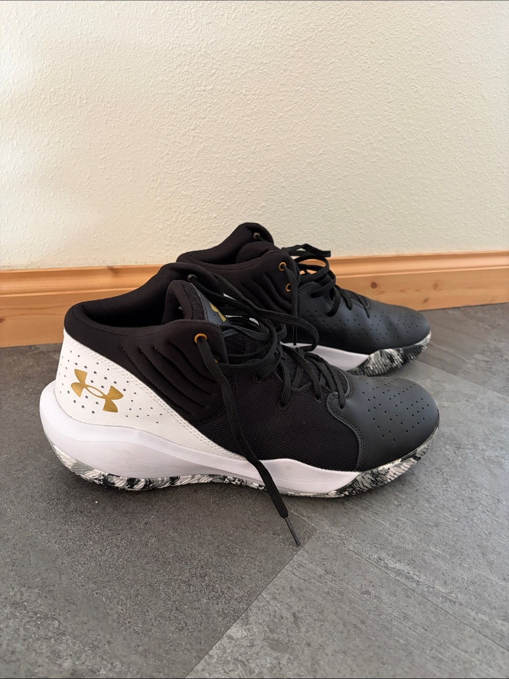 Under Armour Mid Basketball Men’s Black, White & Gold Mid-Top Basketball Sneaker